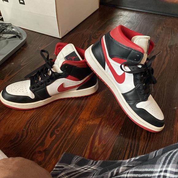 Air Jordan retro 1 mid “bred” size 9.5 men’s 🔥🔥🔥 great condition CLASSIC! - Picture 5 of 5